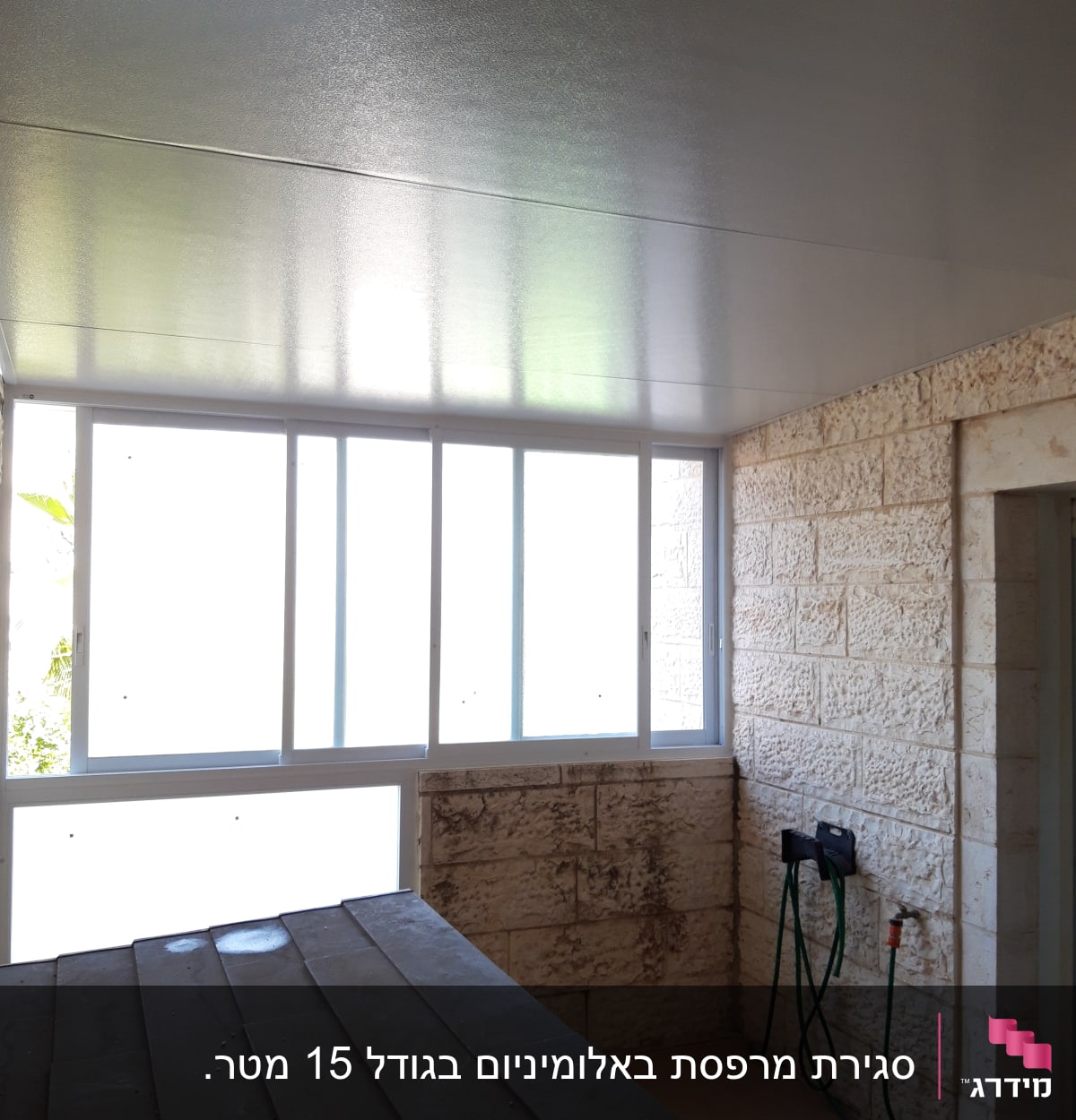 חלון אלומיניום עם מסגרת לבנה